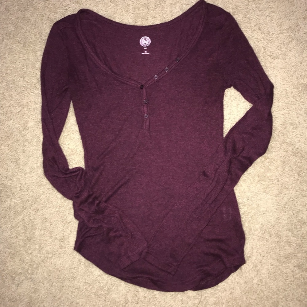 • Maroon long sleeve fitted tee ❤️•